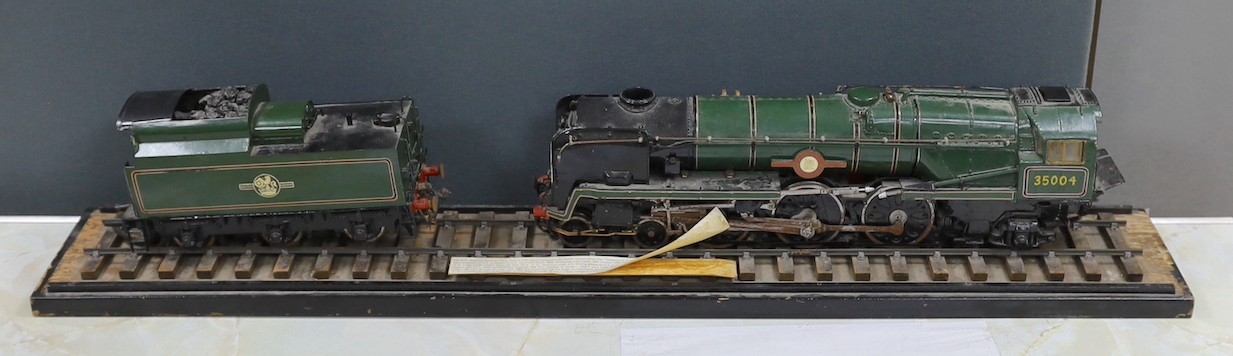 A scratch built scale model ‘S.R./B.R. Modified ‘Merchant Navy’ Class 3 CYL. 4.6.2 Locomotive No.35004 ‘Cunard-White Star’’ and carriage on track. Track length 94.5cm